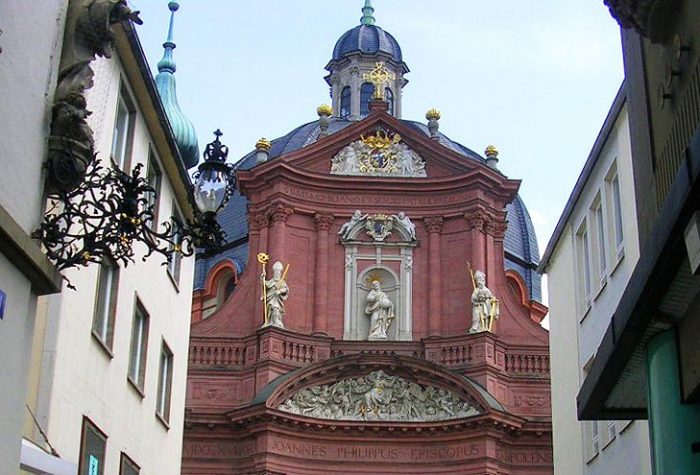 Церковь Ноймюнстер в Германии